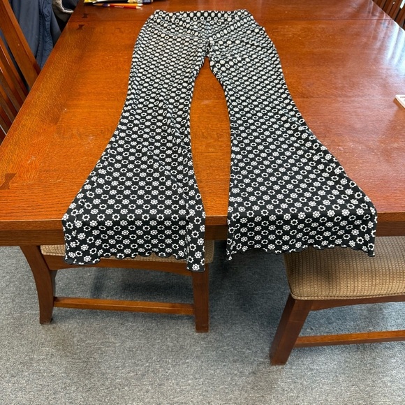 SO size small Black and White Floral High Rise Flare leggings super fun - Picture 5 of 7